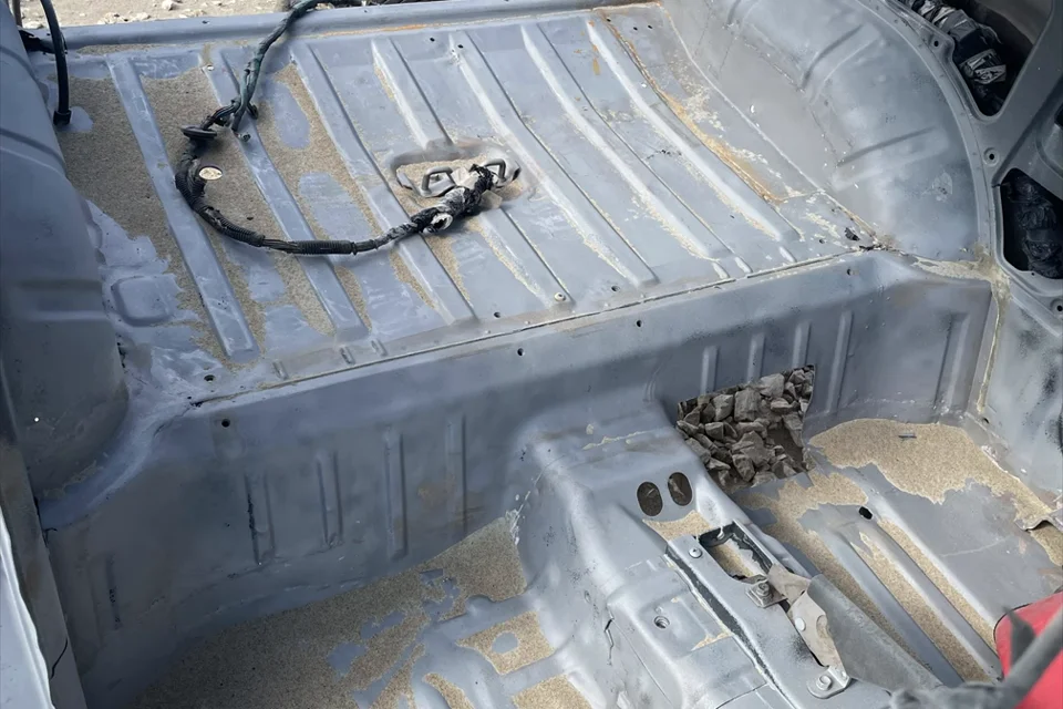 Podłoga i wnętrze karoserii Suzuki Vitara podczas odbudowy